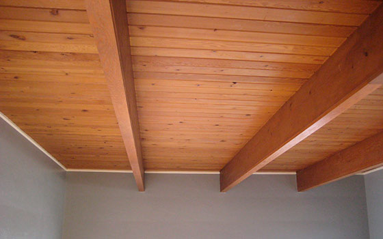 Как делать потолок в деревянном доме