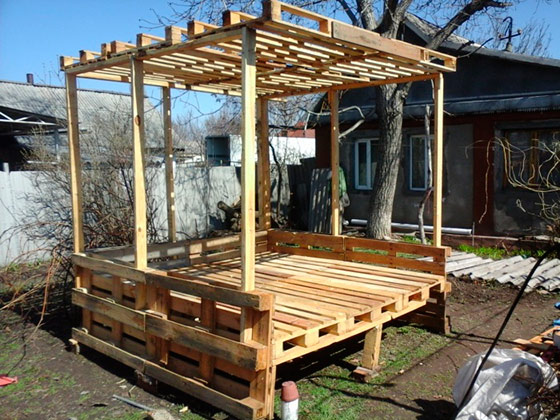 Сооружаем постройки для дачи из деревянных поддонов